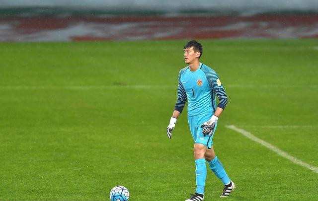 特鲁瓦门将多次神扑力保球门不失逼平强敌